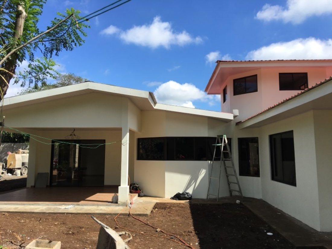 Vivienda en etapa final de construcción, vista lateral