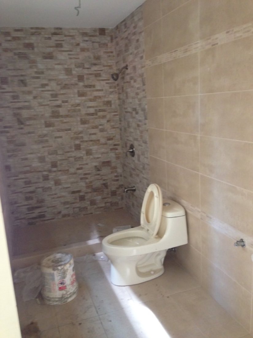 Baño en proceso de acabado con enchape de piedra